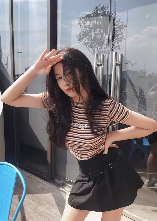Sau nửa năm kiên trì thay đổi ngoại hình, Mỹ Linh giảm từ 59kg xuống còn 49kg. Cô nàng trở nên vô cùng xinh đẹp với thân hình cân đối, làn da mịn màng cùng mái tóc đen dài.