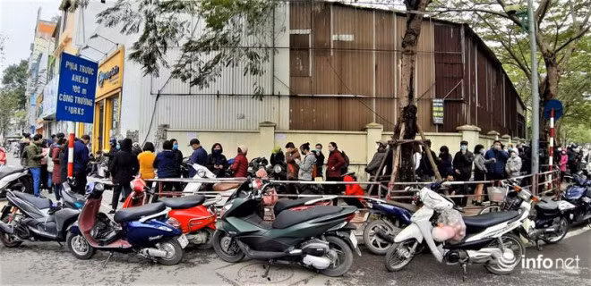Chờ đợi hơn 3 tiếng đồng hồ mà chưa mua được khẩu trang, nhiều người tỏ ra mệt mỏi. Tuy nhiên họ đành kiên nhẫn chờ vì việc mua khẩu trang y tế dùng một lần rất khó khăn.