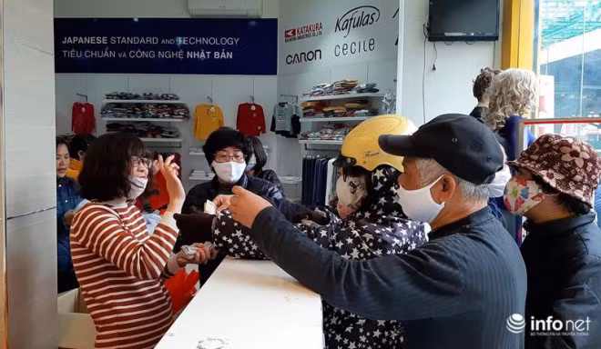 Do số lượng người đến mua quá đông và để tránh tình trạng tích trữ nên các điểm bán chỉ bán cho mỗi người 1 combo 5 chiếc khẩu trang với giá 35.000 đồng. Mức giá 7.000 đồng/chiếc khẩu trang là tương đương chi phí sản xuất, nhà sản xuất không có lợi nhuận.
