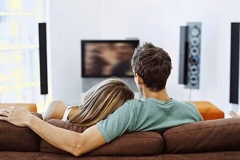Trong ngày Valentine, bạn có thể dựng ngay một rạp chiếu phim tại gia để cùng nàng thưởng thức những bộ phim lãng mạn. Rạp chiếu phim tại gia sẽ có bắp rang bơ thơm lừng do chính bạn làm hoặc mua sẵn ở siêu thị. Bạn có thể chọn một vài bộ phim cũ nàng thích hoặc bộ phim tình cảm mà nàng chưa xem.