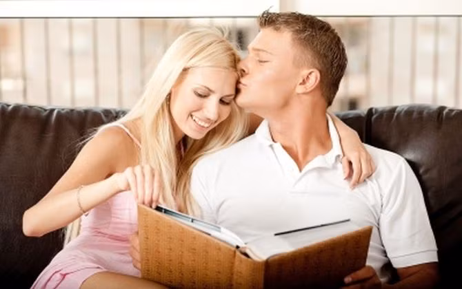 Cùng ngồi nhâm nhi một chút bánh, một chút rượu vang và nhìn lại những bức ảnh của cả hai từ ngày mới quen sẽ là một trong những ý tưởng rất hay để bạn có thể "hâm nóng" tình yêu của mình nhân dịp Valentine.