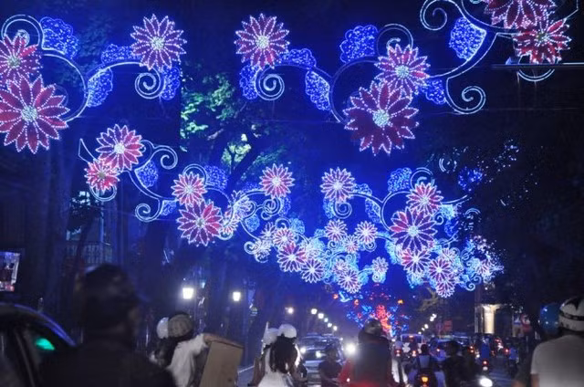 Trong ngày Valentine, bạn hoàn toàn có thể mang tới niềm vui cho nàng bằng việc nắm tay nàng đi dạo dưới phố phường ngập tràn sắc hoa. Thêm thuận lợi nữa cho các bạn trẻ đó là Valentine tại Việt Nam thường rơi vào dịp cận Tết nên phố phường được trang hoàng rất rực rỡ.