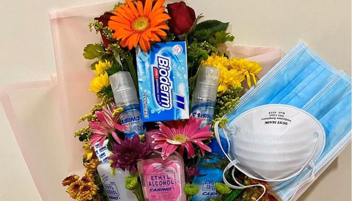  Valentine đến là dịp các cặp tình nhân đau đầu với câu chuyện mua quà gì để tặng nhau. Thế nhưng năm nay, mọi chuyện đơn giản hơn rất nhiều khi lễ tình nhân lại đúng mùa dịch corona, món quà tinh tế và hữu hiệu nhất chính là khẩu trang và dung dịch rửa tay.