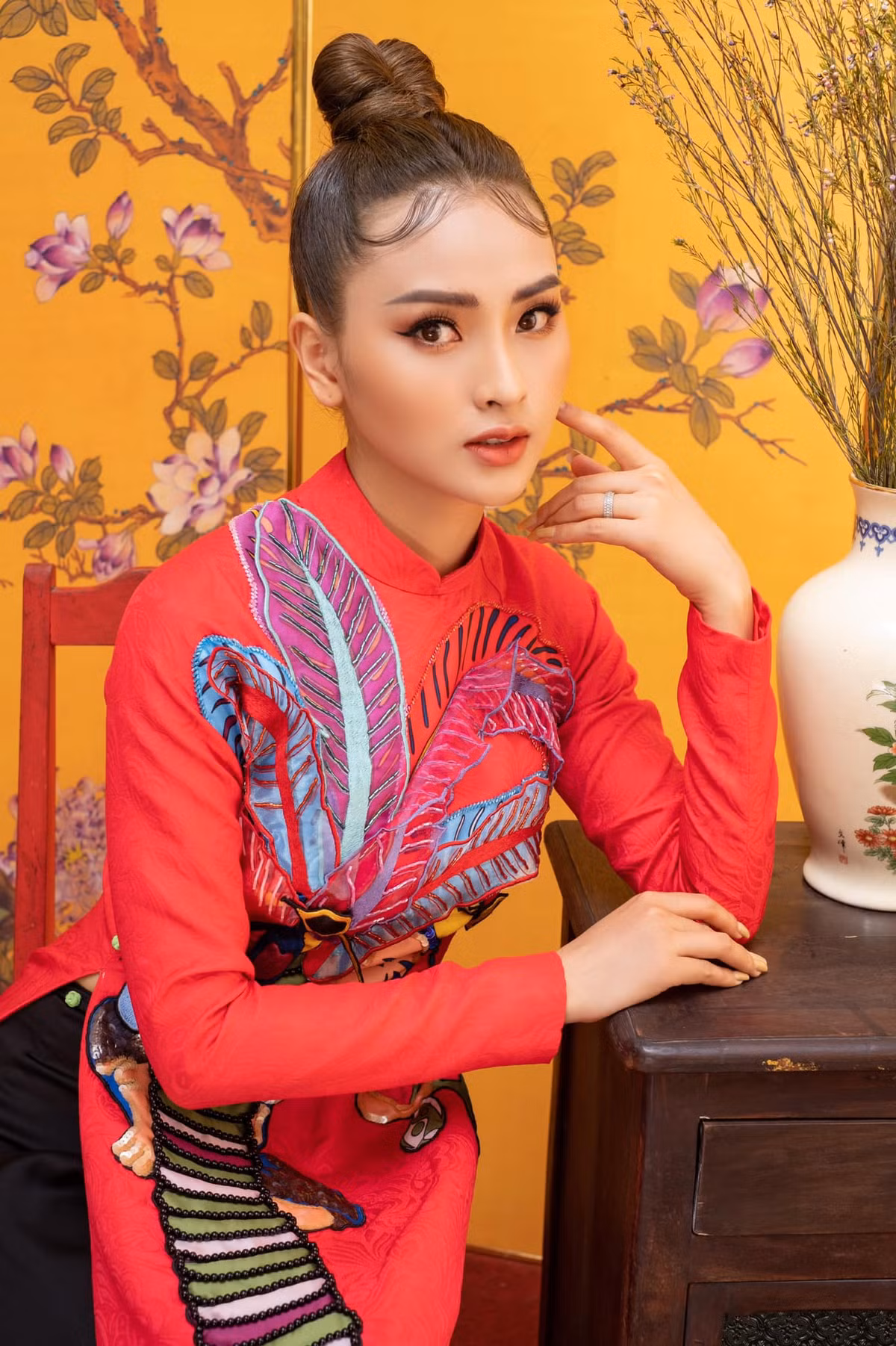 Cũng theo chia sẻ của nữ MC nổi tiếng, mức giá mà bầu show ra càng ngày càng cao: "Từ cách đây mấy năm, tôi đã nhận được lời mời đi ăn, đi cafe riêng như thế này rồi. Ban đầu, họ ra giá 3.000 USD, cách đây 2 năm thì tôi thường xuyên nhận được lời mời với mức giá 5.000 USD".