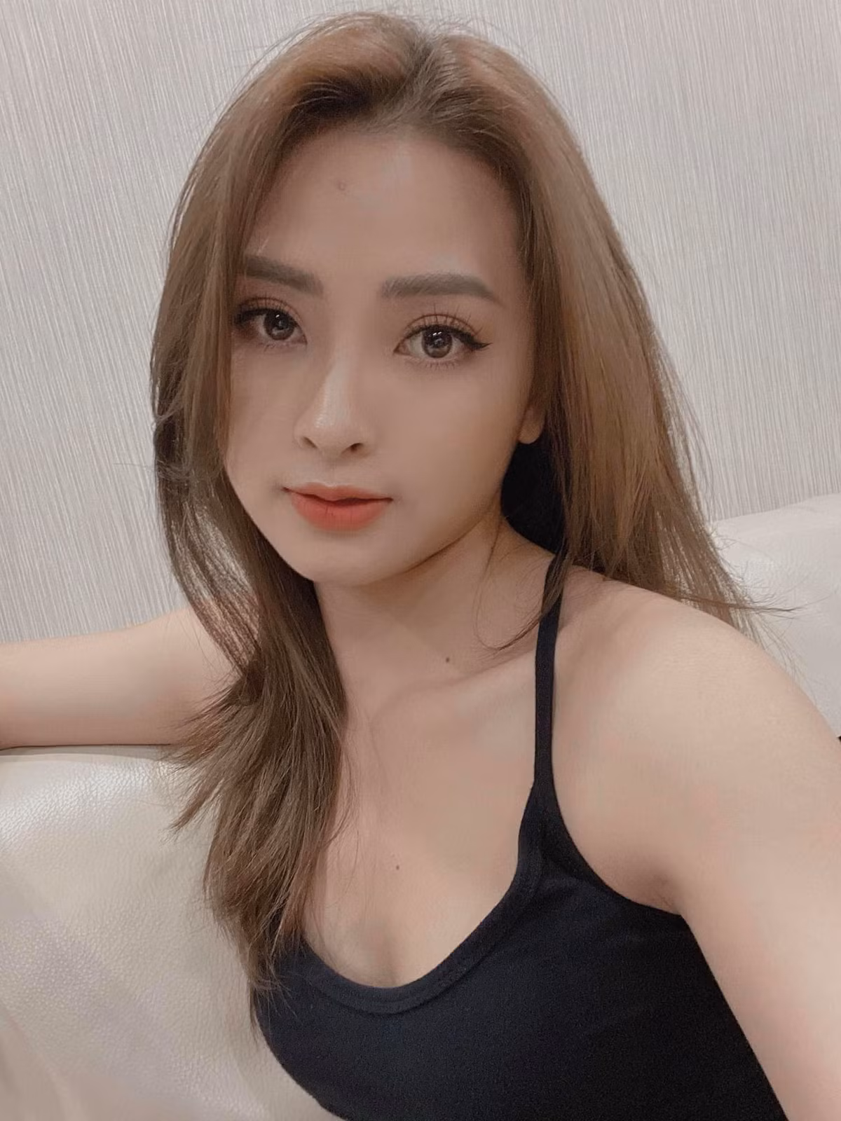Huyền Trang sở hữu nhan sắc xinh đẹp, lối dẫn dắt duyên dáng và còn có giọng hát vô cùng ngọt ngào.