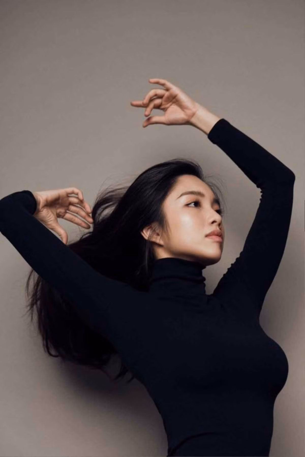 Từ niềm đam mê tập luyện, người đẹp bén duyên thành cô giáo yoga và được mời đóng nhiều TVC quảng cáo về tập luyện, thời trang đồ tập...