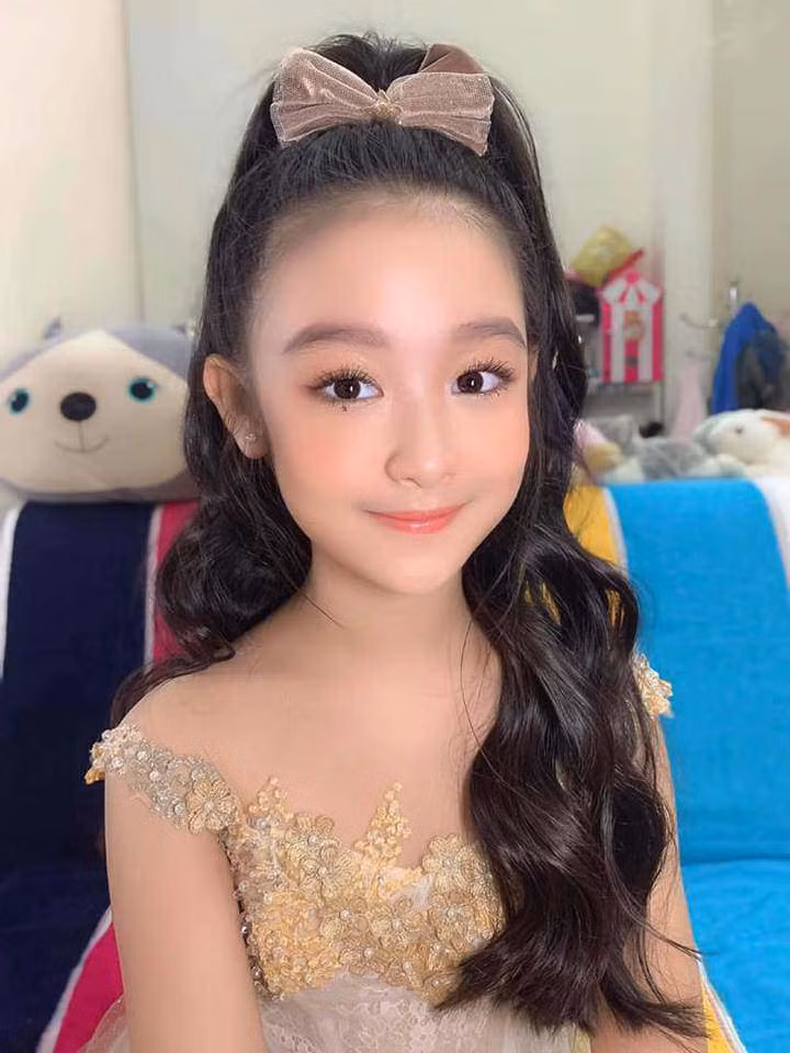Sau khi danh tính của hai mẹ con gái được lộ ra, mọi người không khỏi ngỡ ngàng khi cô bé này không ai khác chính là cô bé gốc Cần Thơ - Lê Huỳnh Bảo Ngọc, hiện tại 11 tuổi, đã từng gây xôn xao cư dân mạng nhiều năm về trước. Bé Bảo Ngọc được cư dân mạng đặt tên là "Hoa khôi nhí Tây Đô", "Hoa hậu tương lai" hay "Bé gái có nhan sắc vạn người mê".