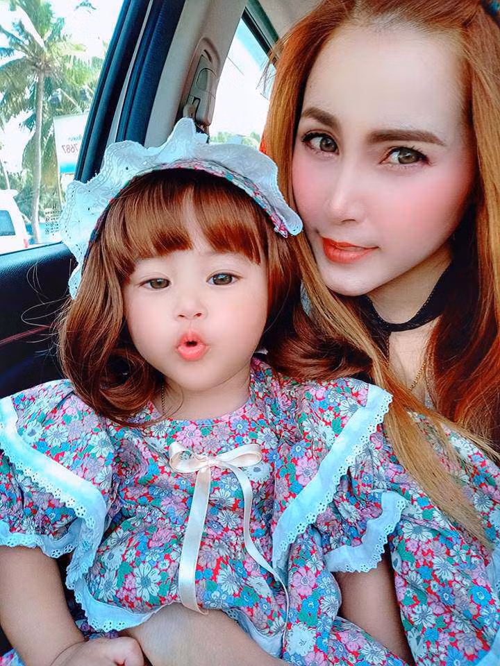 Người mẹ cũng sở hữu nhan sắc xuất chúng, đường nét đẹp, nhất là chiếc cằm V-line.