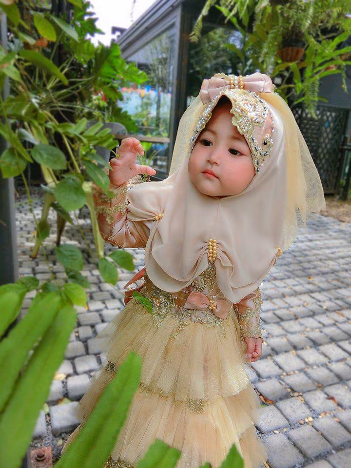 Không dừng lại ở đó, khi tìm được facebook của mẹ bé gái thì nhiều người còn ngỡ ngàng hơn vì hoá ra, nhan sắc xinh như công chúa của bé được thừa hưởng từ người mẹ đẹp như mỹ nhân.