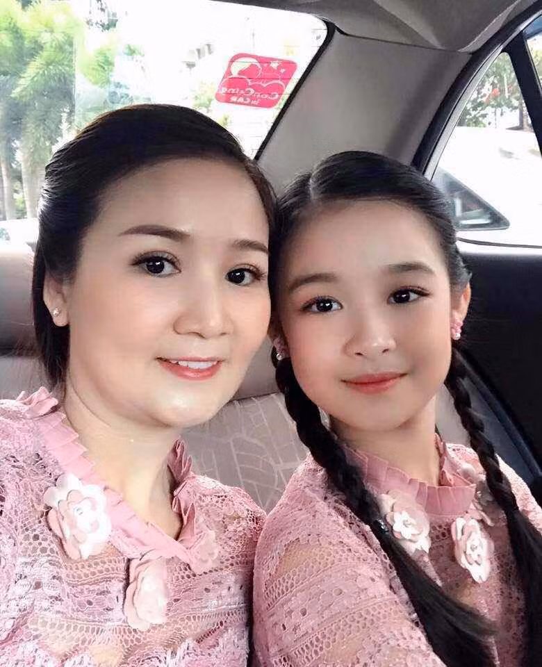 Không chỉ sở hữu gương mặt thiên thần, cô bé còn có giọng ca trong vắt trời phú. Tuy mới 11 tuổi nhưng Bảo Ngọc đã giắt túi rất nhiều giải thưởng từ khi tham gia cuộc thi ca nhạc nổi tiếng Đồ Rê Mí cho đến gameshow truyền hình Gương mặt thân quen nhí.