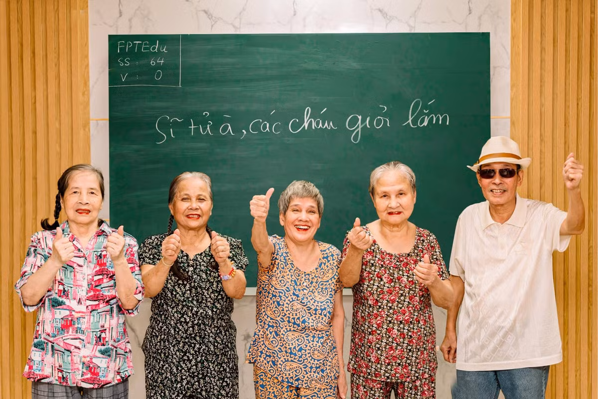 Lời chúc, lời động viên đã khiến rất nhiều em học sinh cảm thấy xúc động: "Cháu vừa thi xong, dù còn 1 số nuối tiếc nhưng nhìn thấy những tấm ảnh này cháu đã lấy lại tinh thần phần nào rồi", "đáng yêu quá".