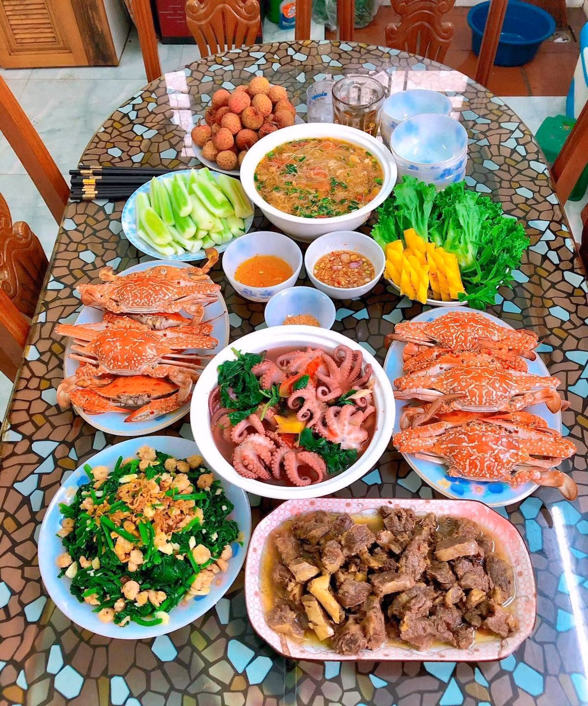 Mâm cơm hải sản - đặc quyền của dân miền biển.