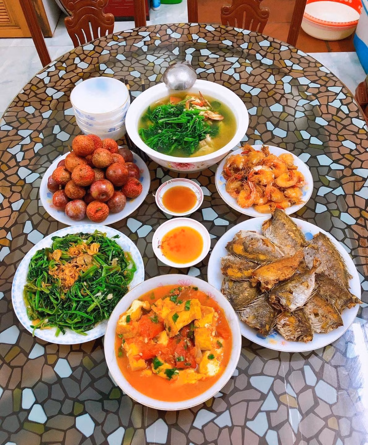 Tuy nhiên không phải mâm cơm ở chỗ nào cũng giống nhau. Bữa cơm của người dân miền biển khiến nhiều người mê đắm bởi toàn những loại hải sản tươi sống.