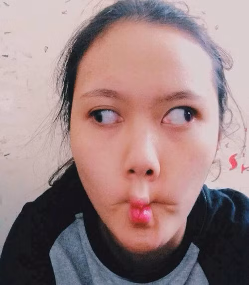 Bức ảnh mặt xấu của Hà My, sinh năm 1995, sinh viên trường ĐH Mỹ thuật Hà Nội đã khiến dân mạng cười nghặt nghẽo. My cho biết sở thích làm mặt xấu đến với cô khá tình cờ và để làm được tạo hình này, My cũng trải qua thời gian luyện tập.