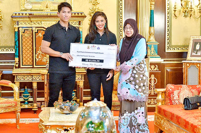 Azemah Nimatul Bolkiah (SN 1984) là chị ruột của hoàng tử hot nhất Châu Á, Abdul Mateen (SN 1991). Chị em hoàng tộc này từng cùng giành huy chương vàng môn polo tại kỳ SEA Games 29.