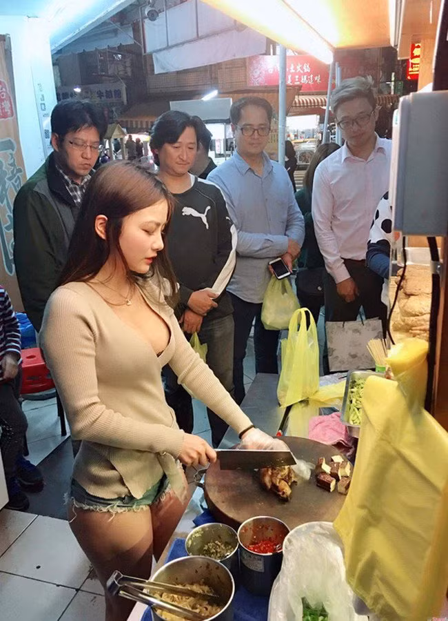 Trước đó, netizen xứ Đài cũng từng xôn xao khi hình ảnh một cô gái mặc quần bò ngắn cũn cỡn, áo cổ xẻ sâu hở ngực đang đứng bán hàng.