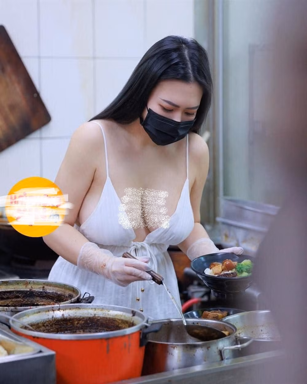 Tuy nhiên, nhiều netizen đã nhanh chóng tìm ra đây không phải là cô gái bán hàng đồ ăn ở Hải Phòng mà là cô gái ở Trung Quốc. Clip ghi lại cảnh cô gái đứng bán cơm thịt heo kéo dài gần 3 phút từng được các trang tin ở Trung Quốc như 163, HK01,.. đăng tải, thu hút lượng tương tác cao. Đây cũng là 1 nữ diễn viên chứ không phải đang bán hàng thật.