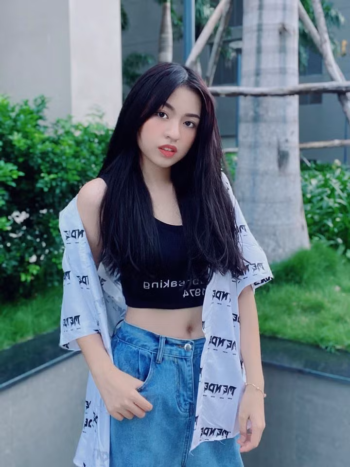 Nổi tiếng nhờ clip "thả thính" trên Tik Tok "Trứng rán cần mỡ/ Bắp cần bơ/ Yêu không cần cớ/ Cần cậu cơ", Thanh Tâm liên tục vấp phải sự chỉ trích của cộng đồng mạng.