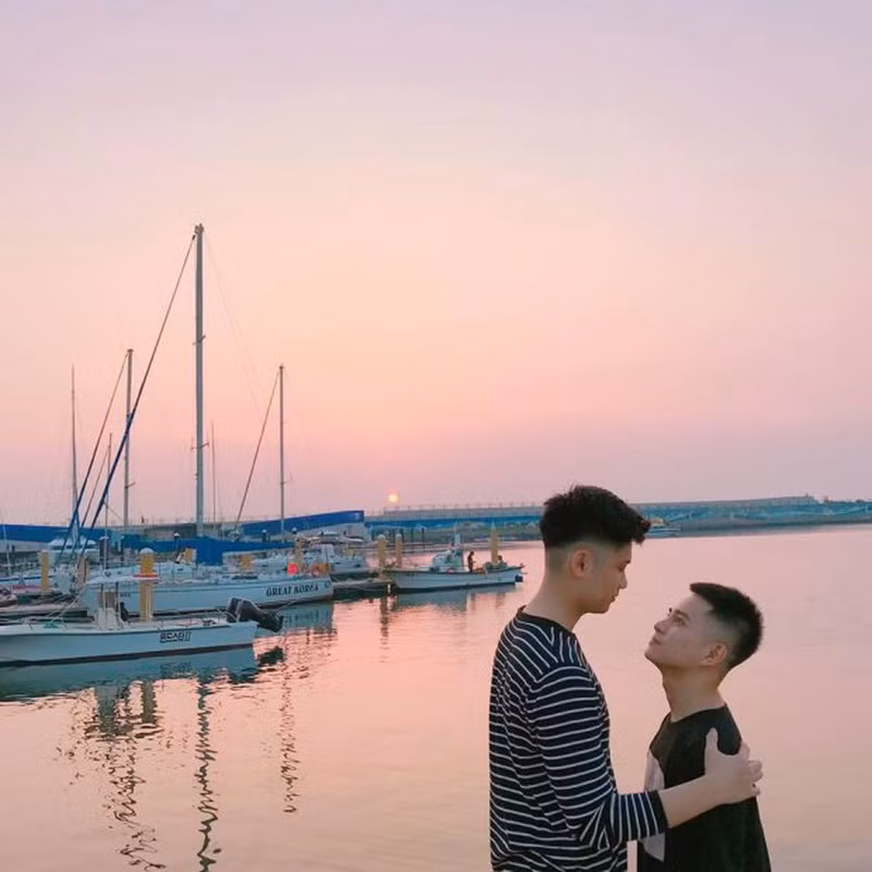 Tòng tên thật là Thái Bình Dương, sinh năm 1992; còn Fệ là Nguyễn Hoàng Quân, sinh năm 1995. Hai chàng trai này đều sở hữu ngoại hình ưa nhìn, sáng sủa.