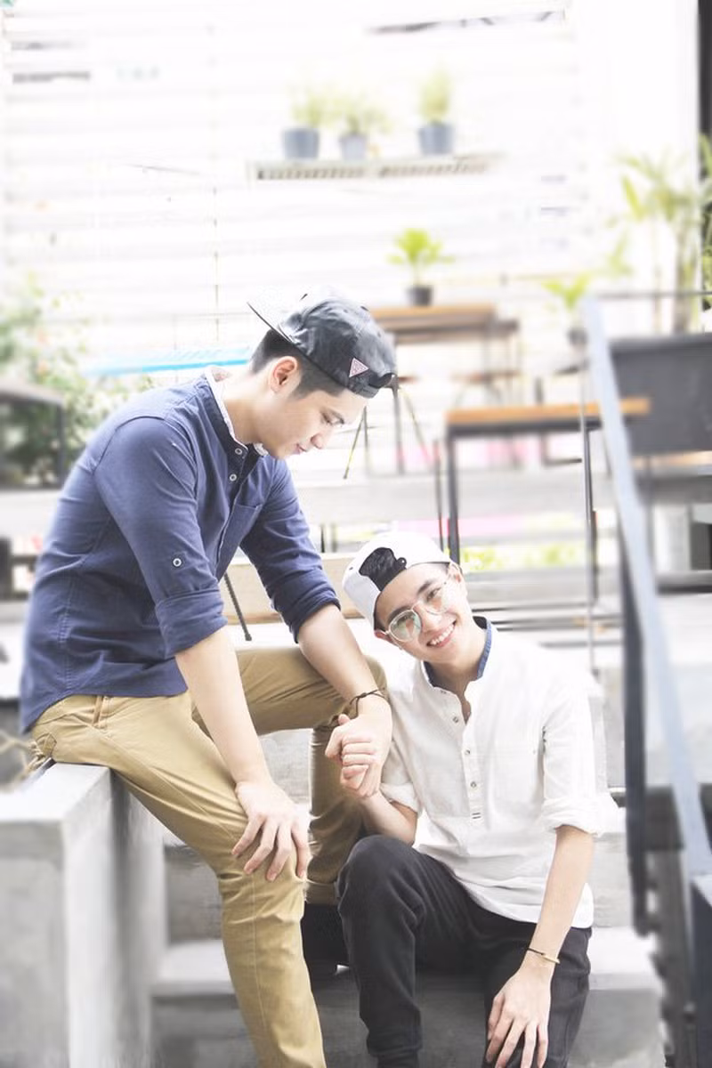 Còn nhớ cách đây 5 năm, cặp đôi có nick name Tòng - Fệ đã gây bão MXH vì công khai chuyện tình đồng giới của mình.