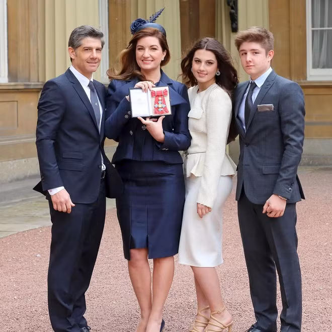 Sophia là con gái của nữ triệu phú Karren Brady (sinh năm 1969) - một chính trị gia, nhà báo, tiểu thuyết gia và là cựu giám đốc điều hành CLB bóng đá Birmingham City. Triệu phú 51 tuổi từng được mệnh danh "người phụ nữ quyền lực nhất giới bóng đá". Cha của rich kid Anh là cựu cầu thủ Paul Peschisolido. Ông từng chơi cho Birmingham City trong 2 mùa giải (1992-93 và 1993-94). Cô nàng có em trai tên Paolo Peschisolido.