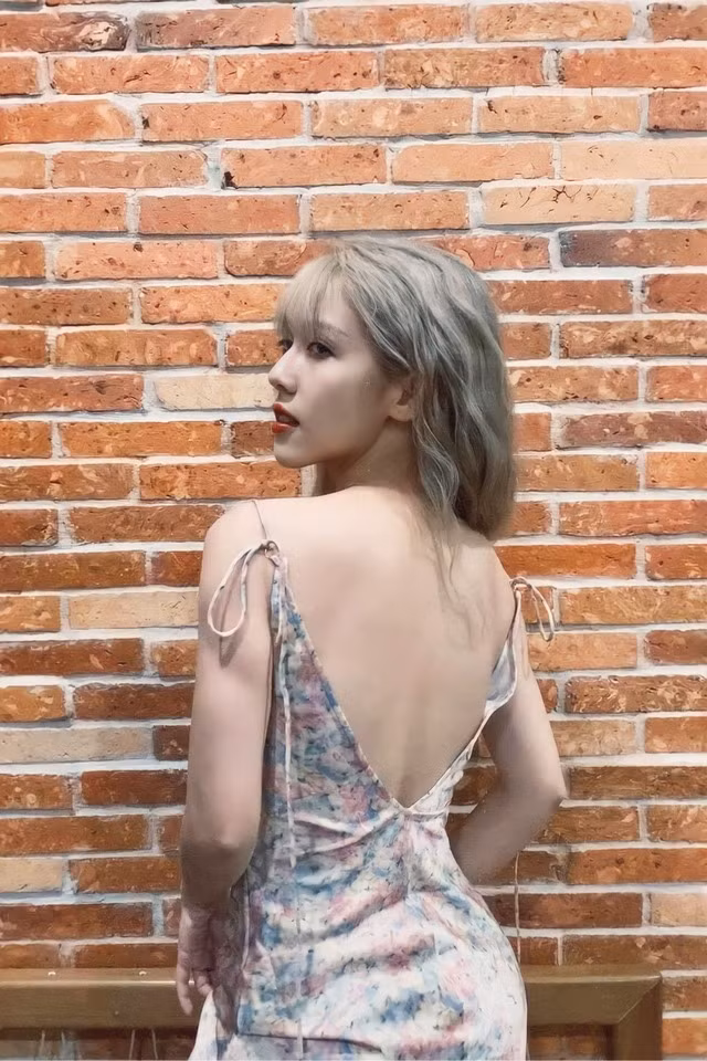 Cô nàng đã không còn ngại ngùng đăng tải những bức ảnh khoa trọn lưng trần lên trang cá nhân.