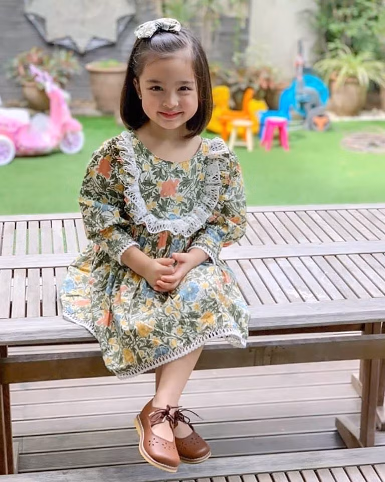 Và đặc biệt hơn cả là cô con gái Zia đang ngày một trưởng thành, xinh đẹp khiến dân mạng cực kì yêu mến. Mọi hình ảnh của bé Zia luôn là chủ đề được đông đảo mọi người chú ý.