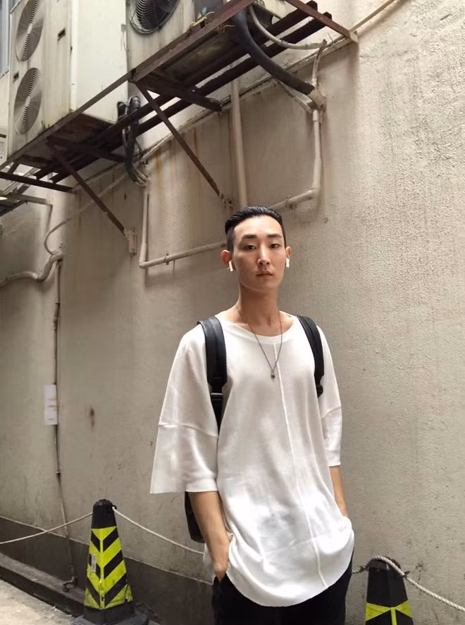 Phong cách thời trang đời thường của hot boy này cũng đáng chú ý với những trang phục cá tính.