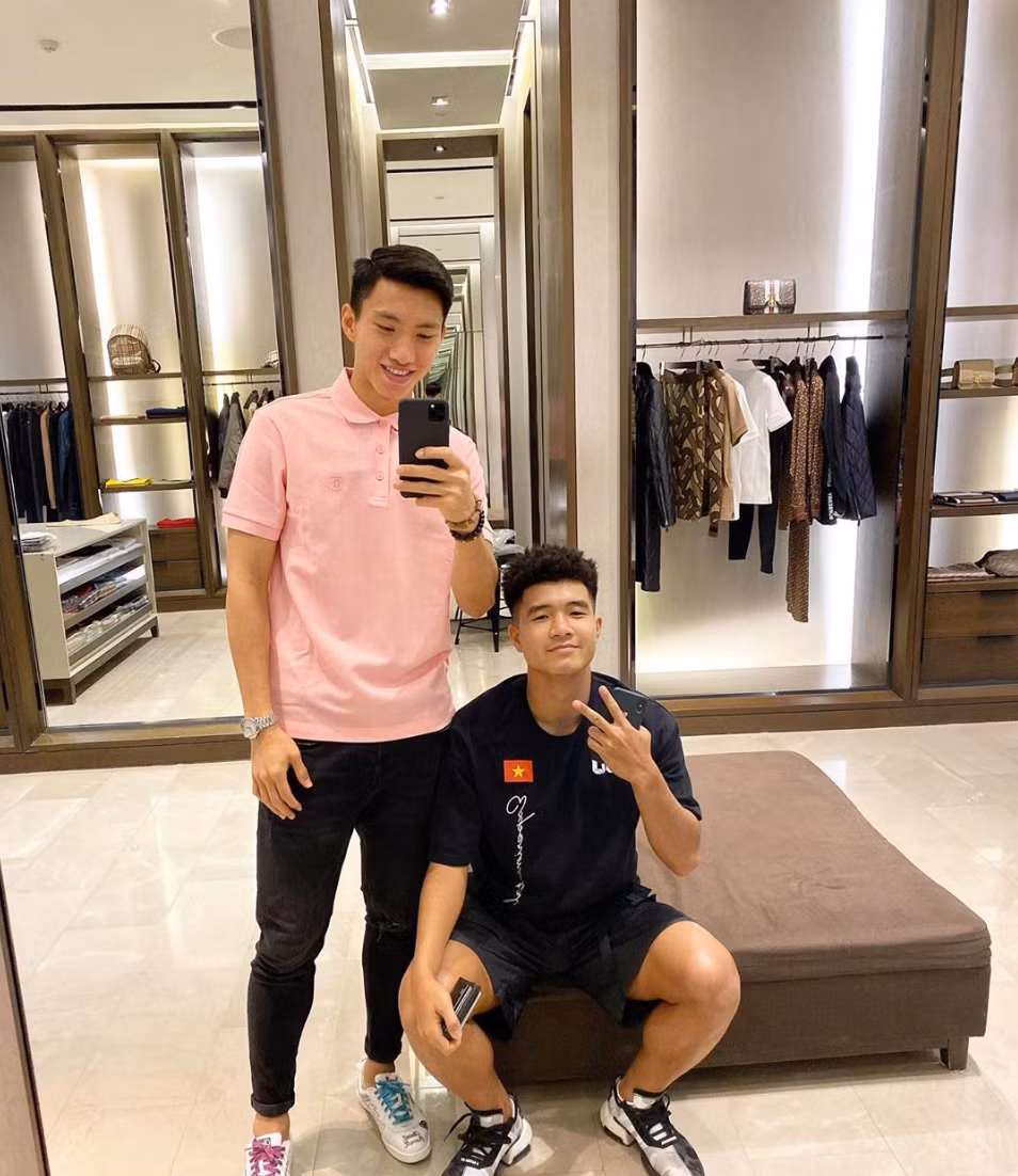 Giữa "tâm bão sale" điên cuồng của Black Friday, Văn Hậu và Đức Chinh cũng đánh lẻ đi mua quần áo tại Philippines.
