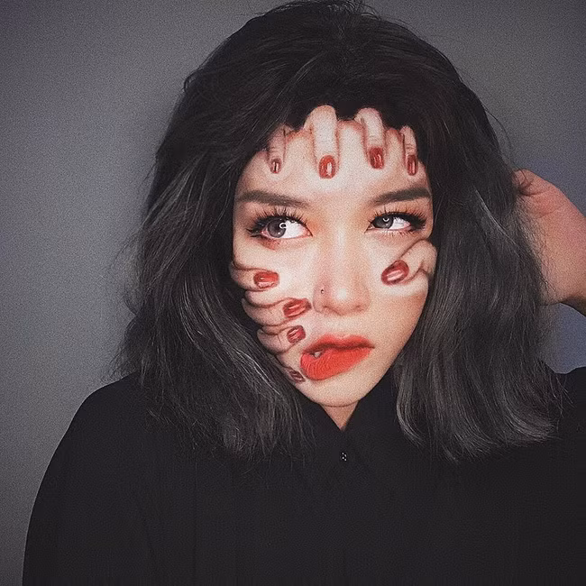 "Giai đoạn đầu trên con đường trở thành beauty blogger mình gặp khá nhiều khó khăn. Và khó khăn nhất có lẽ là phải tập làm quen với ống kính máy quay. Vì bản thân mình vốn là một người hay ngại và sống khép kín nên việc tự nhiên trước máy quay khiến mình rất áp lực. Đã có những lần mình đang quay mà phải bật khóc vì thấy bản thân kém cỏi. Mình đã rất muốn bỏ cuộc. Tuy nhiên sau đó mình nhận được sự động viên của bạn bè cũng như các followers nên mình đã cố gắng hơn và cho đến bây giờ mình tự thấy bản thân đã khác những ngày đầu rất nhiều rồi", 9X chia sẻ.