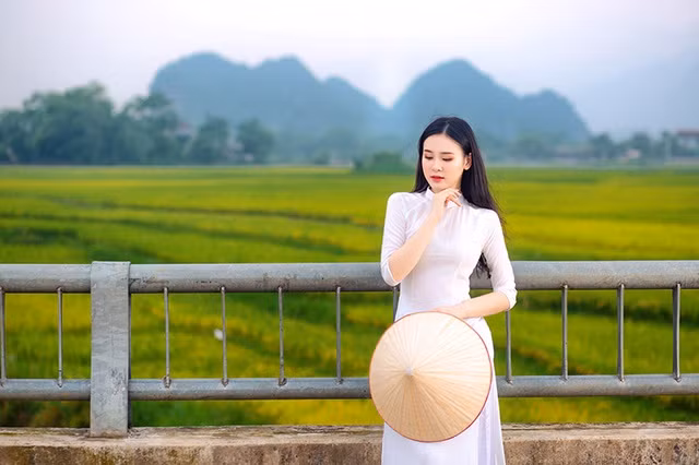 "Xinh đẹp quá, đúng chất người phụ nữ Việt Nam, luôn gắn liền với tà áo dài thân thương và ruộng lúa bát ngát", "Bạn này xinh kiểu hiền lành dễ mến, nhìn mặt rất có thiện cảm luôn ấy" - Dân mạng không tiếc lời khen cho á khôi sinh năm 2000.