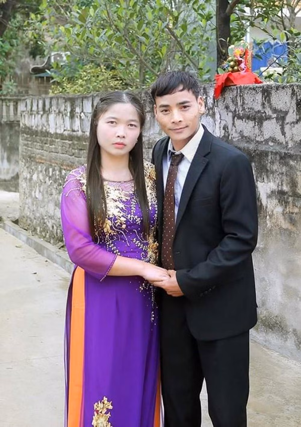 Tóc của bố mẹ chàng trai đã đổi từ màu bạc sang màu đen, da dẻ cũng được "cà" cho thật mịn màng, trắng trẻo. Thêm vào đó, mục đích chính trong màn nhờ dân mạng chỉnh sửa ảnh là cho bay đi những nếp nhăn, quầng thâm cũng được hoàn thành một cách xuất sắc.