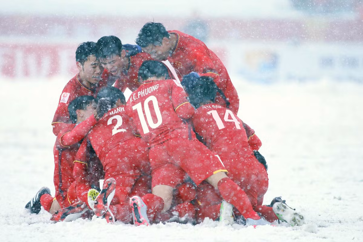 Hình ảnh các cầu thủ U23 Việt Nam ôm nhau sau khi Quang Hải ghi siêu phẩm "cầu vồng trong tuyết" đến tận bây giờ vẫn in sâu vào trái tim của người hâm mộ. Bốn bề tuyết trắng, chỉ có những người hùng mặc áo đỏ rực là hình ảnh quá đẹp và quá ấn tượng.