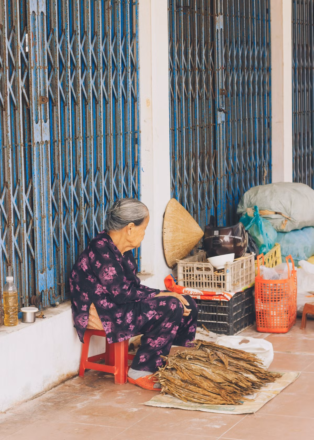 Lưng có còng, đầu gối có mỏi cũng không nỡ bỏ buổi chợ nào.