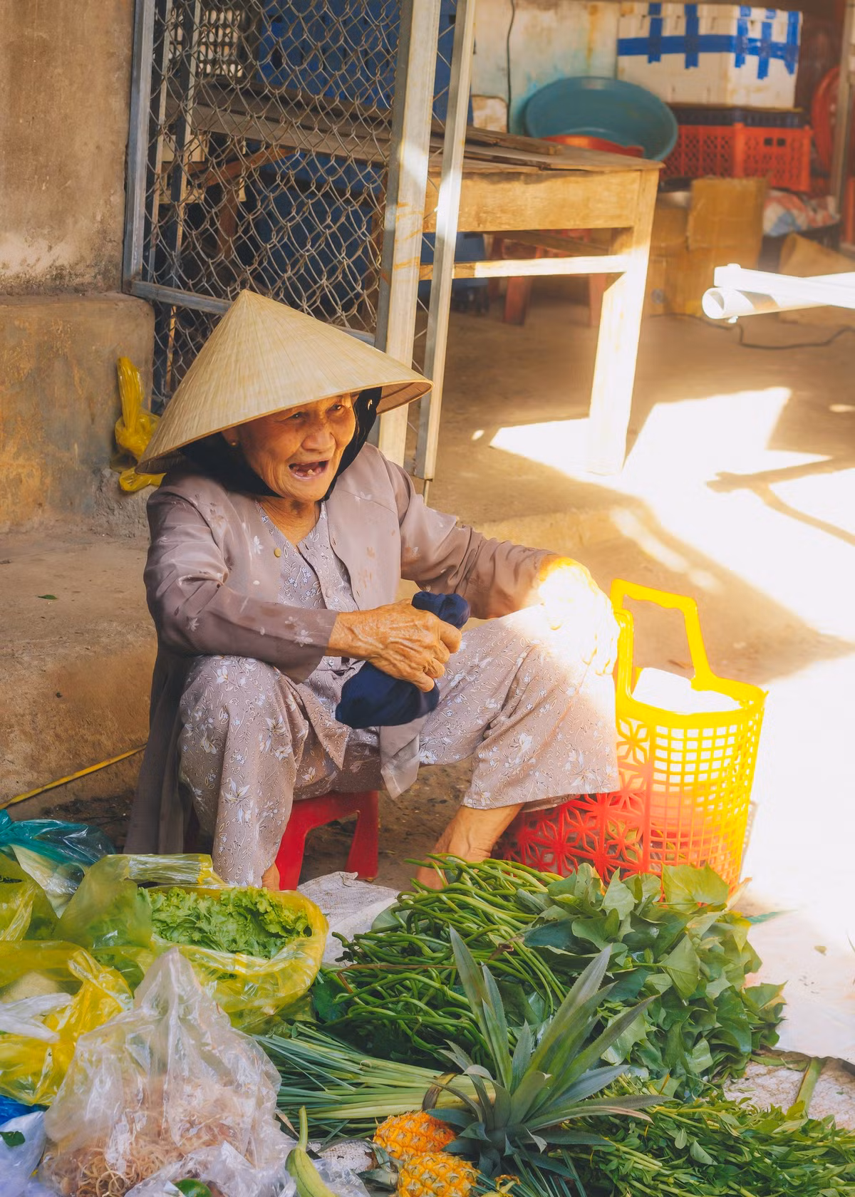 Chợ quê miền Trung có những người bán hàng là các bà đã khá lớn tuổi, người dân thường gọi một cách thân thương, trìu mến là mệ.