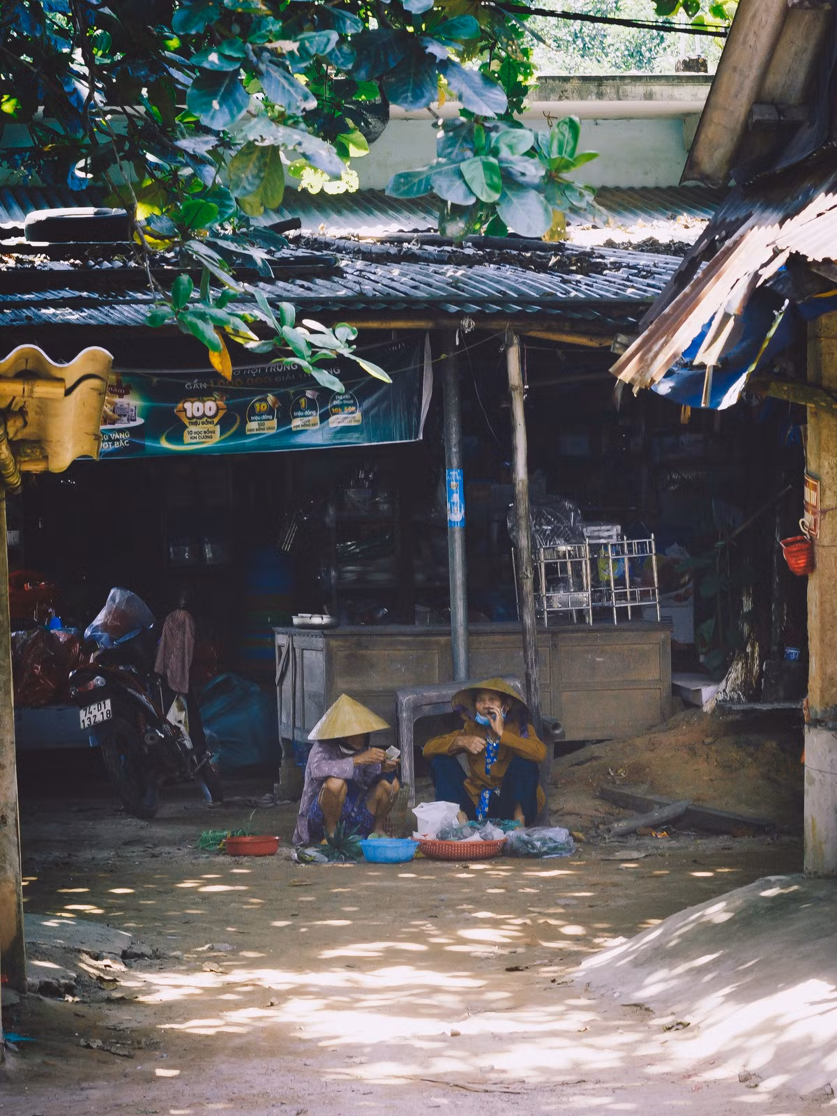 Chợ quê nhỏ như vậy không hề có những thứ đồ hiện đại như siêu thị to ở thành phố, vậy nhưng chả cần phải lo lắng gì đến an toàn vệ sinh thực phẩm. Dăm ba bó rau ở vườn thì lấy đâu ra thuốc sâu với cả chất kích thích bây giờ.