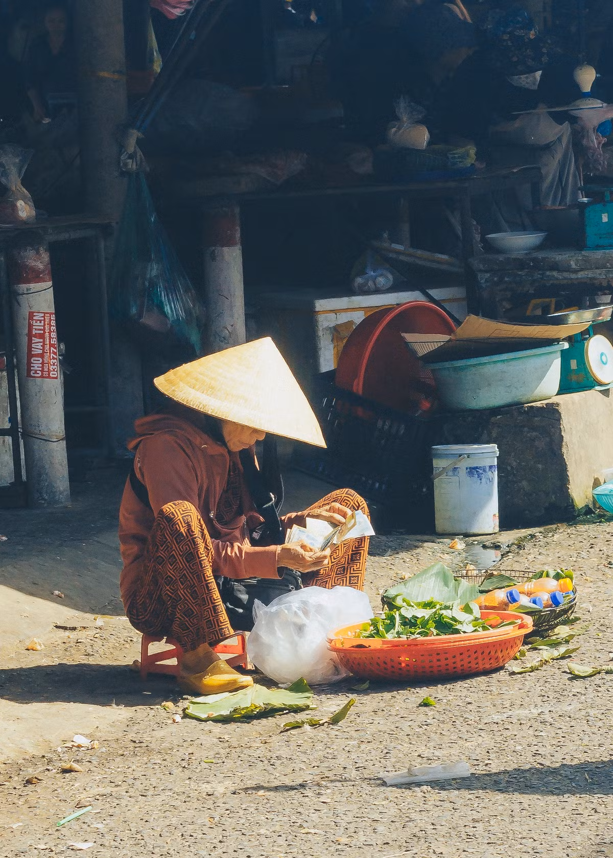 Có người chỉ ngồi bán dăm ba bó rau ít ỏi, tiền bán cũng chả được bao nhiêu nhưng cái nhiều là những câu chuyện đưa đẩy với khách hàng là người làng, người xóm