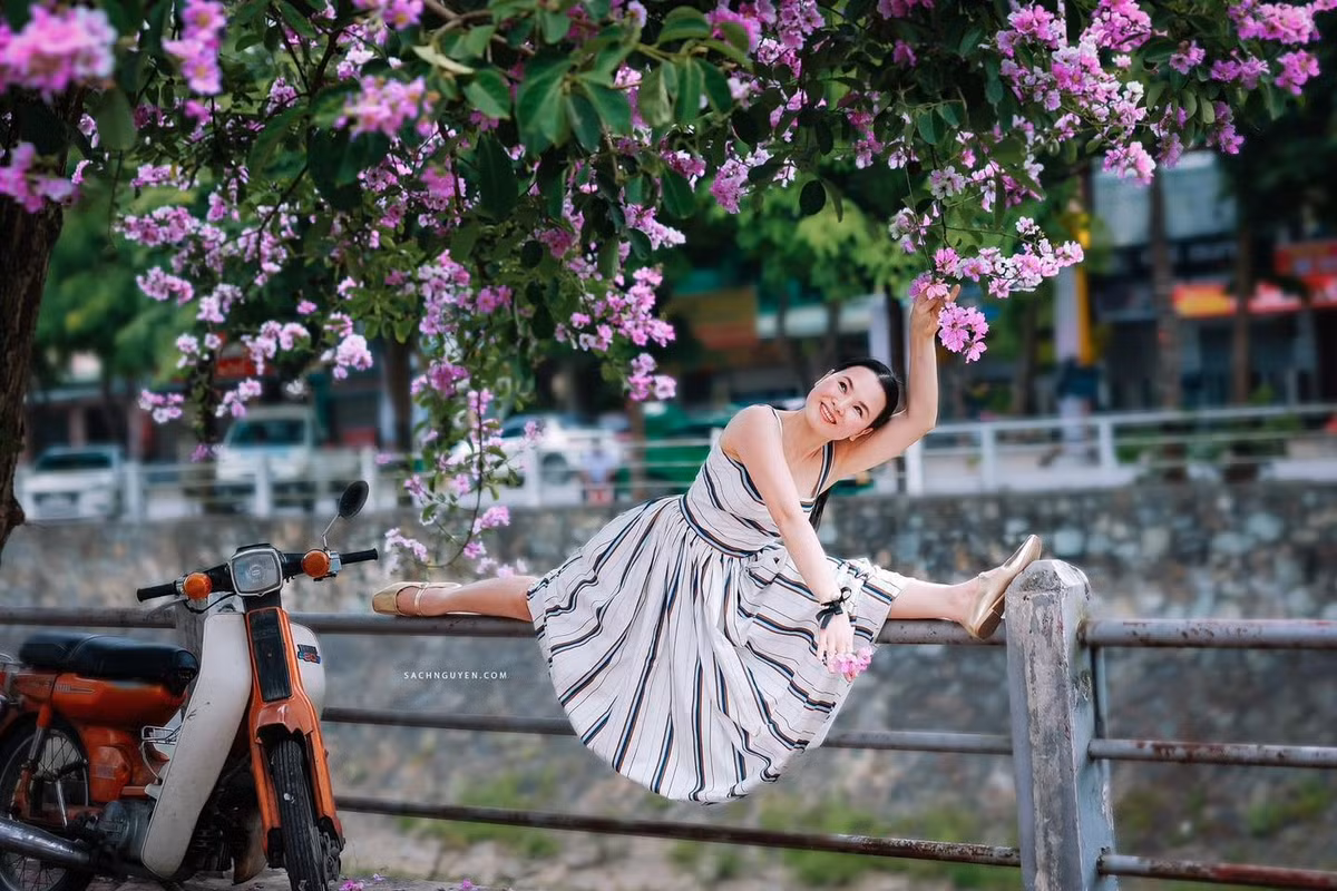 Tuy nhiên cũng có nhiều người cho rằng cô gái mặc váy mà leo lên cả lan can tạo dáng như vậy là kém duyên: "Ủa hết dáng rồi à mà phải làm thế, kì thật", "rồi đã đẹp dữ chưa?".
