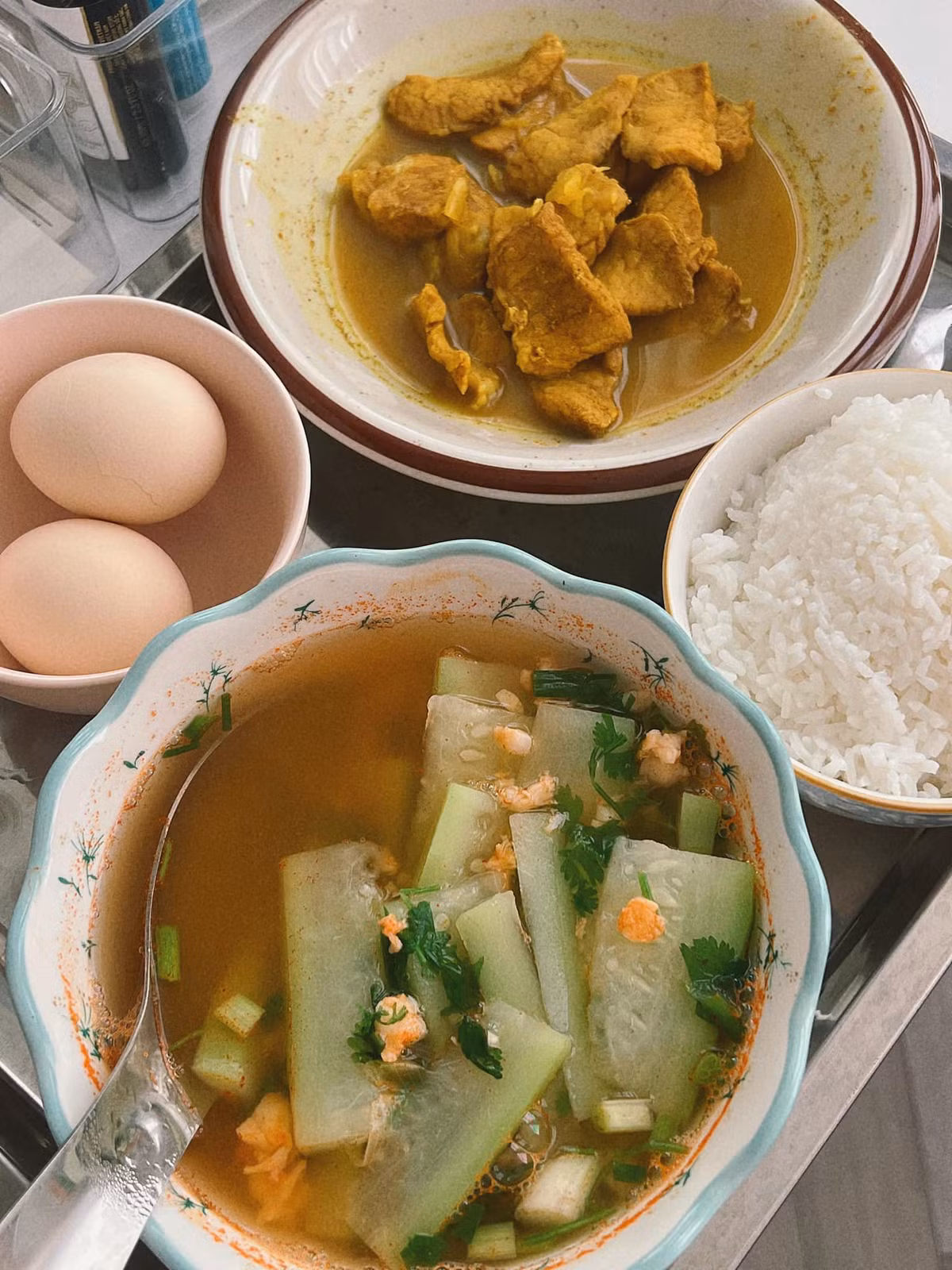 Được biết, thời gian ở cũ, chị quyết định về nhà bố mẹ đẻ. Suốt 6 tháng, từ khi con lọt lòng đến lúc con biết lật, biết chơi, mẹ chị là người đi chợ mua đồ ăn hàng ngày, còn bố sẽ đảm nhận việc chế biến những thức ăn đó.