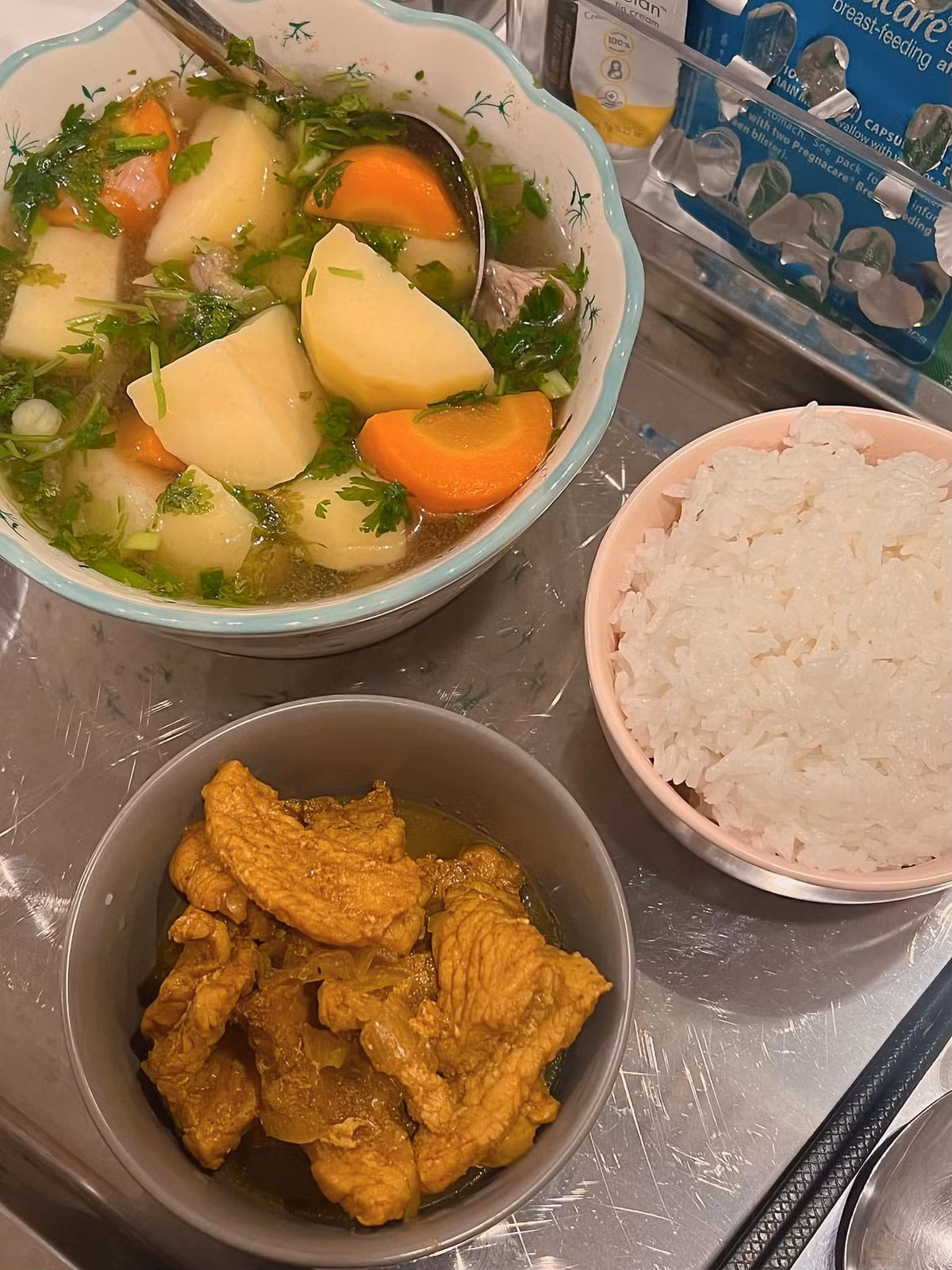 Mâm cơm với canh rau củ, thịt kho.