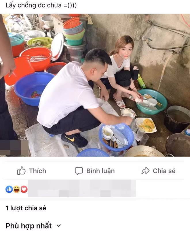 Ngay sau khi đăng tải, CĐM lập tức dành nhiều lời khen cho vẻ ngoài xinh xắn và sự chăm chỉ của 9X Hải Dương rửa bát. Được biết, bức ảnh Thùy Dương rửa bát được chụp trong lần cô nàng về quê bạn trai chơi.