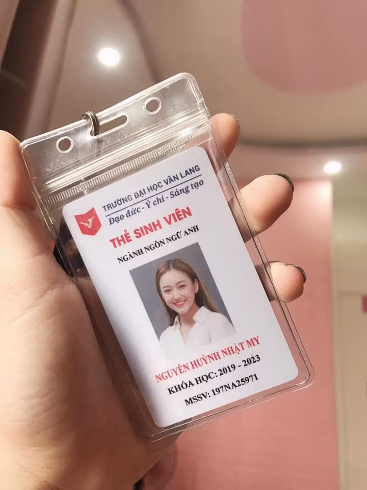 Trường ĐH Văn Lang không chỉ nổ tiếng là có dàn sinh viên cực kỳ chất lượng cả nam lẫn nữ mà còn là một trong những trường đại học chụp ảnh thẻ cực kỳ có tâm. Bên dưới phần bình luận, một cô nàng tên Nhật My, cùng trường, cùng khoá với Lam Bửu nhận được nhiều lượt like khi tự đăng tải tấm thẻ sinh viên cực xinh của mình.