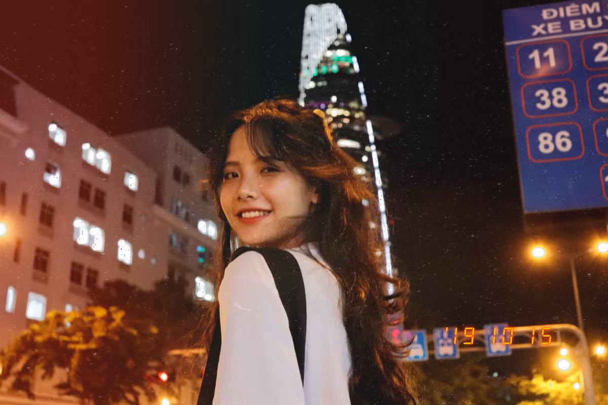 Với cách chụp hình và chỉnh màu ánh sáng, cô nàng Lam Bửu trông giống hệt những nữ minh tinh Hong Kong những năm 1990.