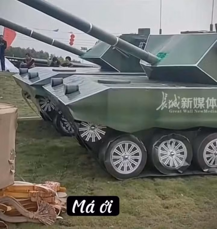 Một hình ảnh được ghi lại về 1 buổi hóa vàng khiến nhiều người không khỏi bất ngờ. Những đồ vật được đốt không chỉ là tiền vàng như bình thường mà còn có cả...xe tăng.