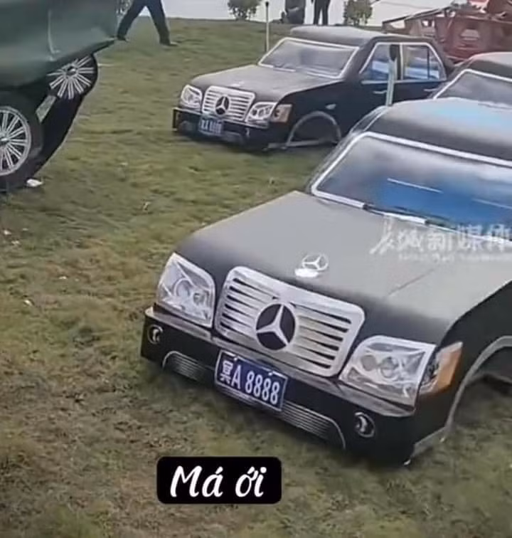 Những chiếc ô tô hạng sang cũng được hóa vàng.