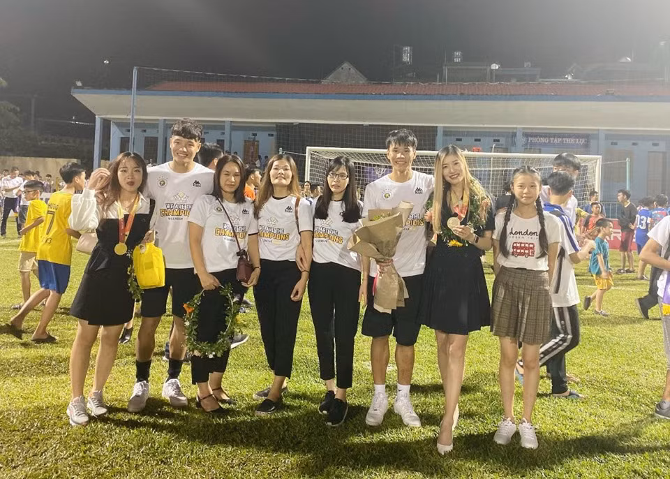 Xuất hiện trong những bức hình, Vóc Đỗ và Văn Dũng không chỉ vui mừng trong chiến thắng mà còn nắm tay nhau vô cùng tình cảm.