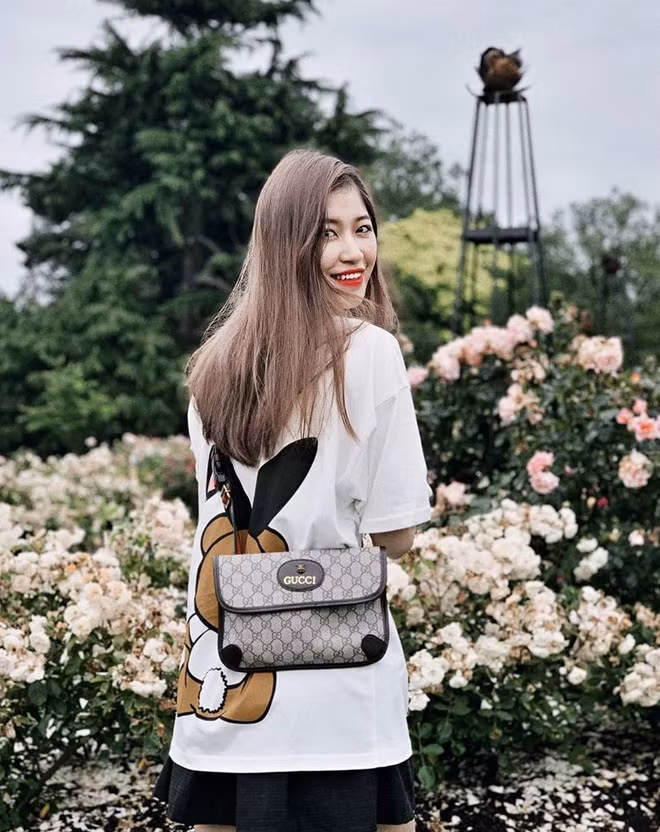 9X thường xuyên check-in ở những địa điểm sang chảnh. Gu thời trang và cách dùng đồ hiệu của Vóc cũng không chê vào đâu được
