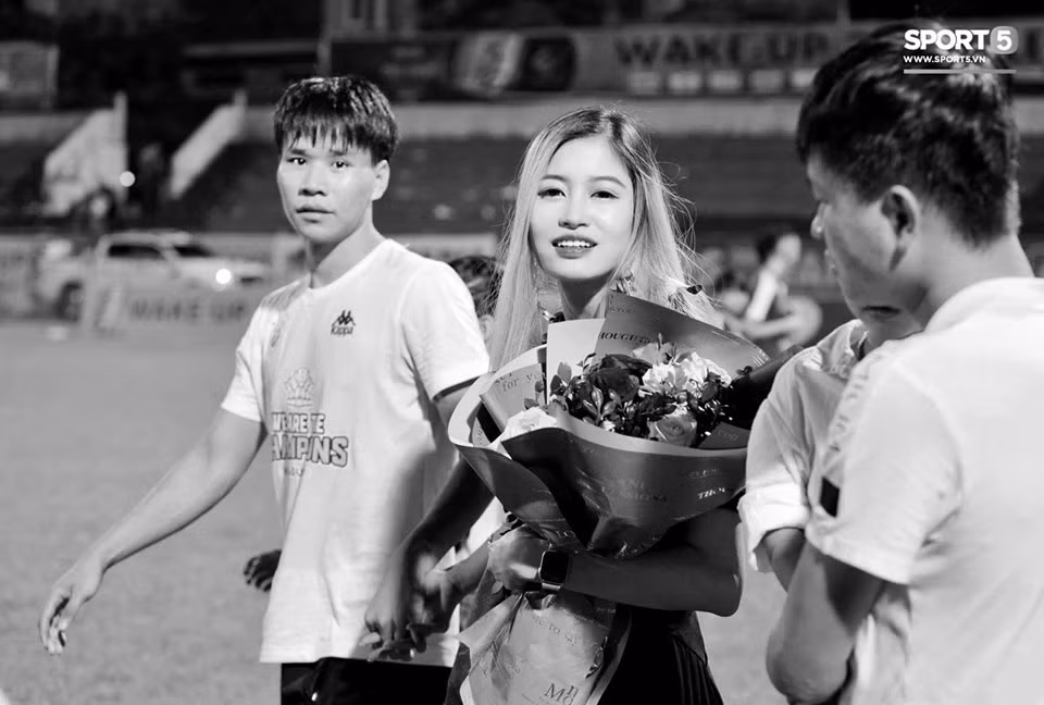 Nhân dịp này, Vóc Đỗ, bạn gái Văn Dũng cũng có mặt để cổ vũ và chúc mừng hậu vệ CLB Hà Nội.
