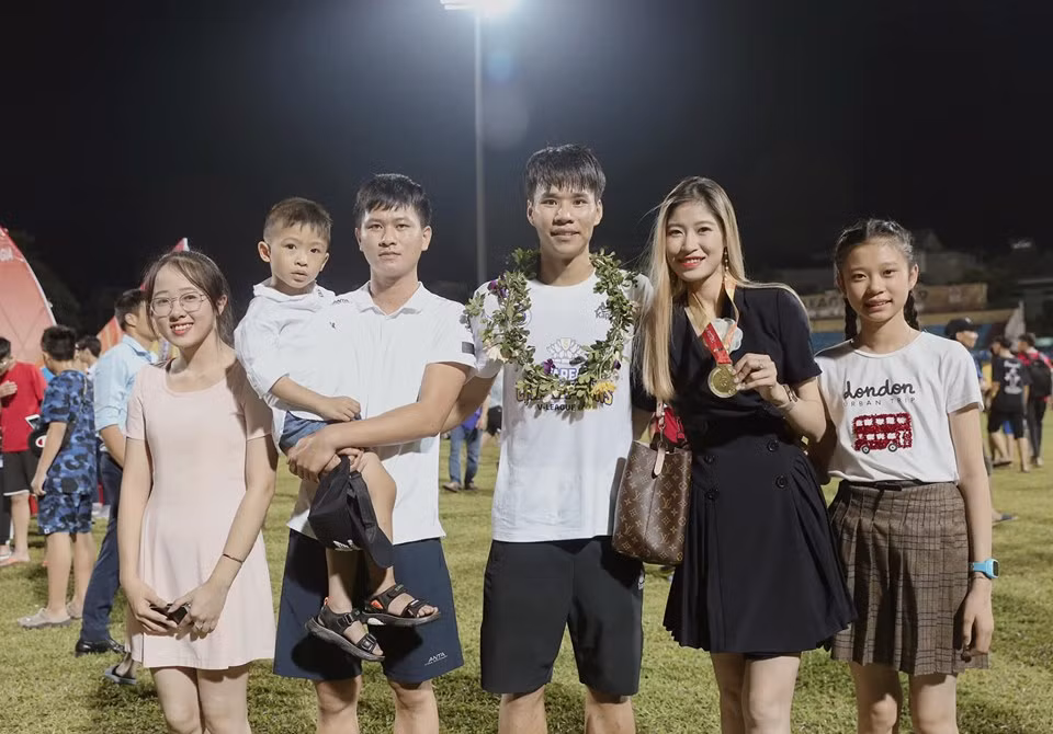 Được biết, bạn gái hậu vệ CLB Hà Nội đang du học bên Anh đã bay về Việt Nam để mừng chiến thắng của chàng cầu thủ.