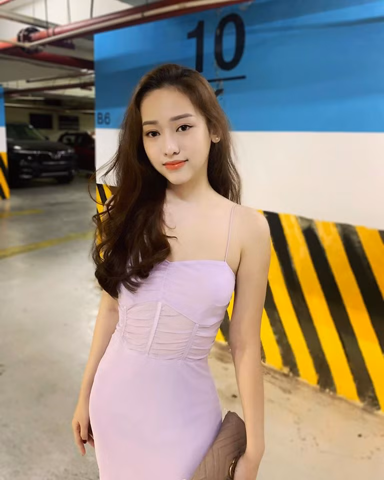 Có lợi thế ngoại hình, hot girl sinh năm 1998 thường xuyên diện những bộ đồ bó sát, cắt xẻ táo bạo để khoe trọn đường cong.